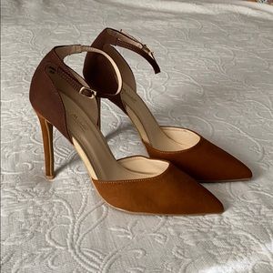 Two tone brown pumps
